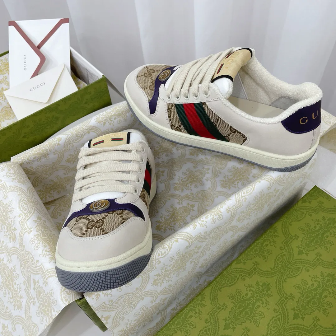 Ex-factory price: 540💰 GUCCI Gucci's newly upgraded back cover lining, top-notch old dirty shoes, classic casual sports shoes for couples, retro sneakers and old G family dirty shoes, updated at the counter simultaneously! ①The shoe upper has the same water-based edge coating process as the original version⚠️The ordinary oil edges on the market have a strong glue feel and are easy to fall off! Grade A first-layer nubuck leather (with pores)/matching computer embroidered double G cloth, high-density terry velvet lining. ② A PVC transparent small round mark sealing line is added to the details of the midsole. The mold is opened six times and the jewelry craftsmanship is used to customize the two-color double G buckle, striving to be the same as the original version. A pair of buttons is more than three times more expensive than ordinary buckles on the market. ③An old two-color washable label, the chip is placed on the outer waist of the right foot, the entire shoe is completely hollowed out with rubber technology, TUP material (rubber to distinguish the market) with the latest green packaging from the counter, 3D printed handbag, and a pair of shoelaces. There is no pressure when entering and exiting the counter. You can buy a 1:1 accurate replica of the original version and modify and upgrade it repeatedly. The details are perfectly restored, the materials are all customized, and they are truly top-notch. Please look at the details clearly to identify the quality. Upper: First-layer frosted cowhide/embroidered double G cloth. Lining: original high-density velvet lining. Foot pads: original pearlescent sheepskin. Outsole: private molded vacuum TPU material. Packaging: original top-grade full set packaging at the counter. Shoe size: women's size 35-40, men's size 39-44 (men's size 38, 45🉑️customized, non-returnable)